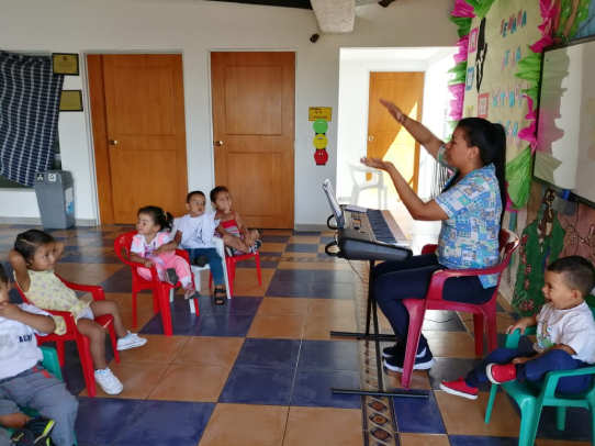Educando los niños en Hogar Bambi Darién